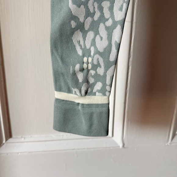 NWT Sweaty Betty Blue Leopard Paint Jacquard Base Layer Leggings Size Small Ski - Picture 8 of 15